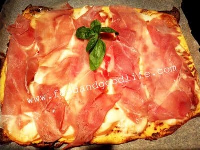 Pizza di cavolfiore con scamorza e prosciutto