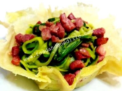 Spaghetti di zucchine con pancetta e parmigiano