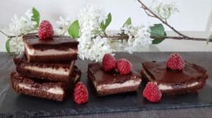 Brownies ripieno di mascarpone e lamponi. Ricetta low carb e senza glutine.