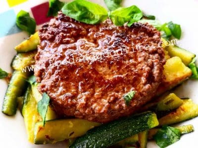 Hamburer di Black Angus fatto in casa e zucchine