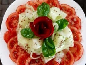 Insalata estiva di pomodori e cetrioli