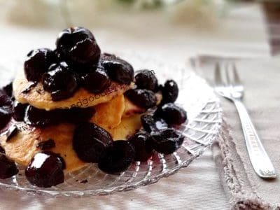 Pancakes al cocco e ciliegie